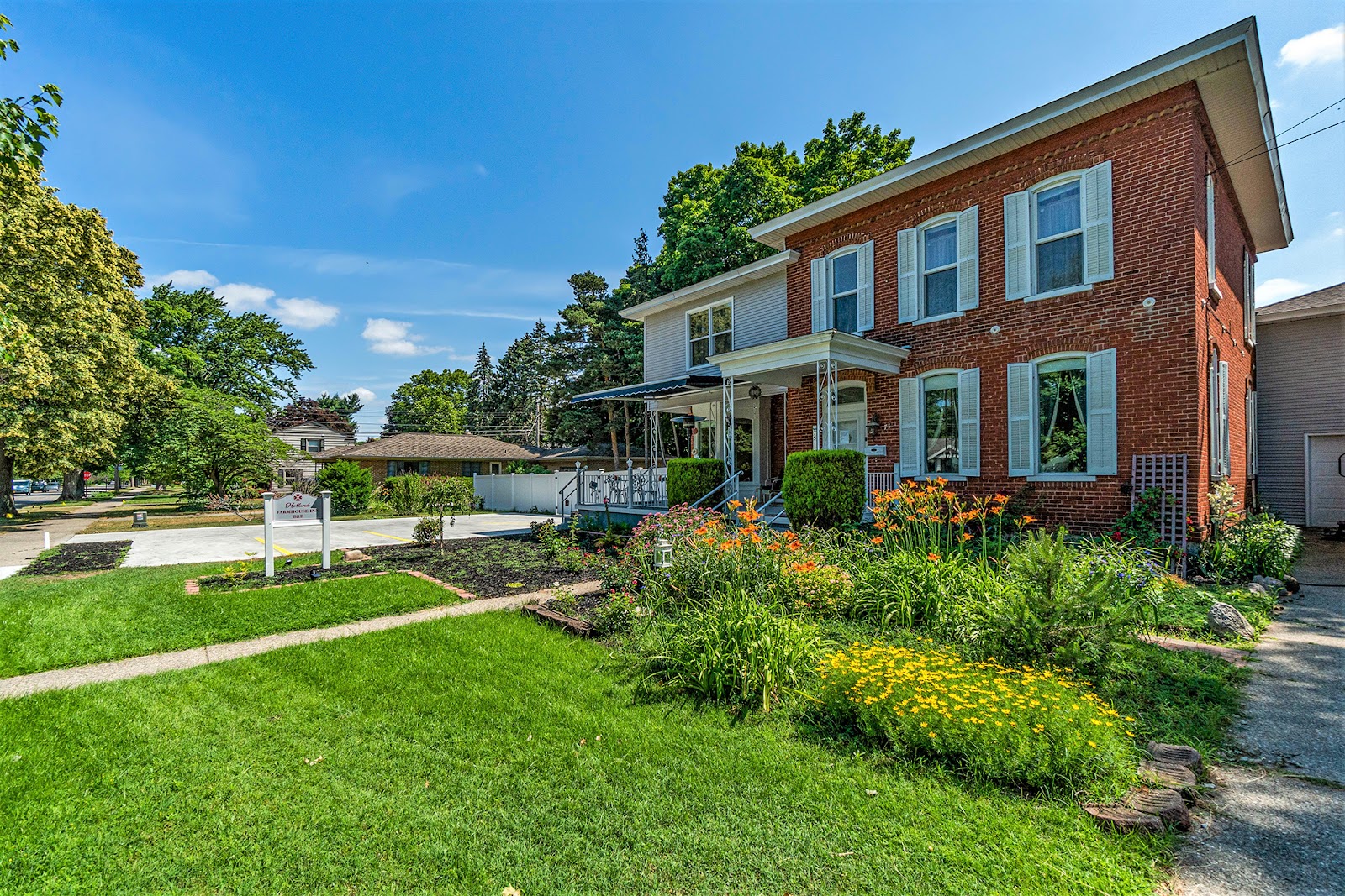 Holland Farmhouse Inn B&B in Holland